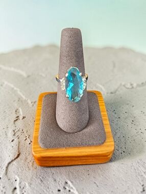 Nwt Sassified Boutique Silver  Ring with Oval Blue Topaz Crystal and Accent .
